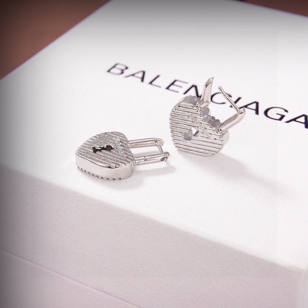 17 Balenciaga