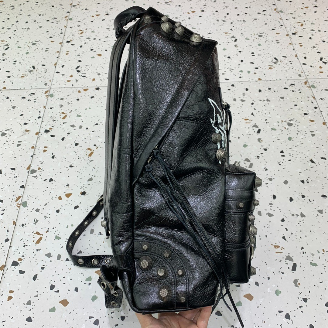 019 115123304 size 33x9x48cm