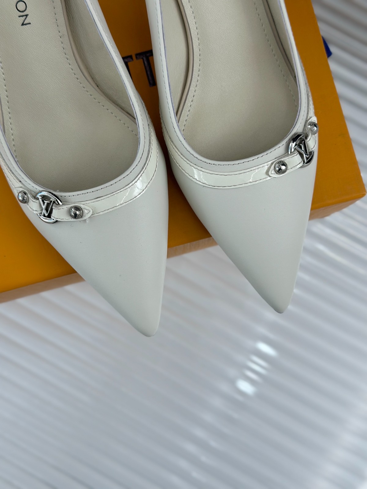 052 33123116 size 35-41