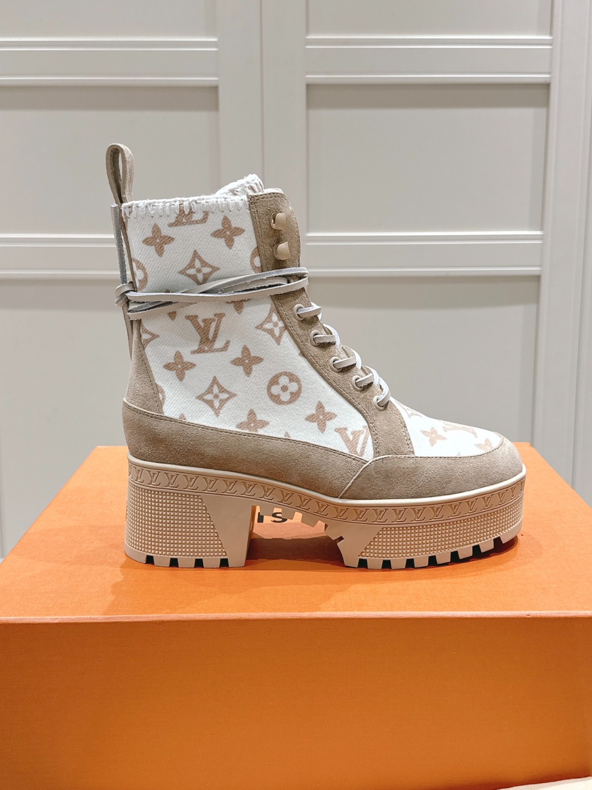 027 38123132 size 35-42