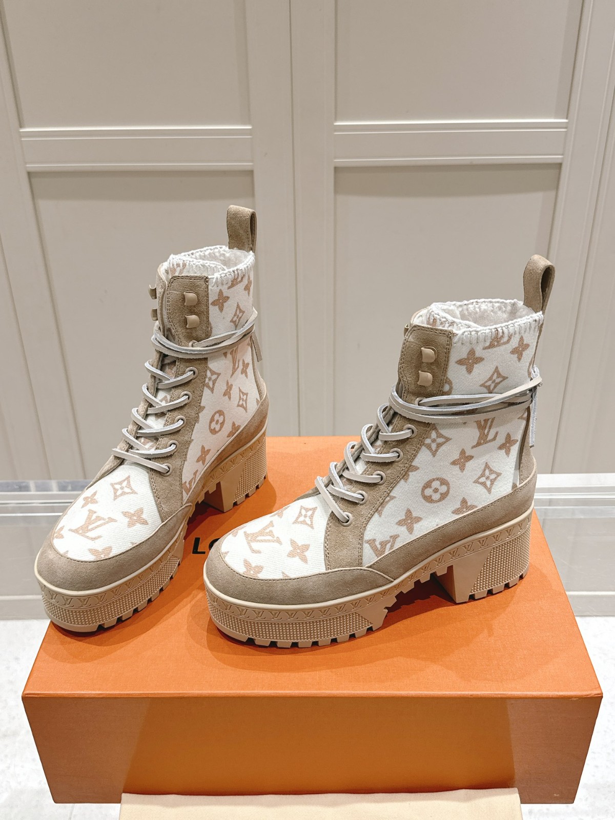 027 38123132 size 35-42
