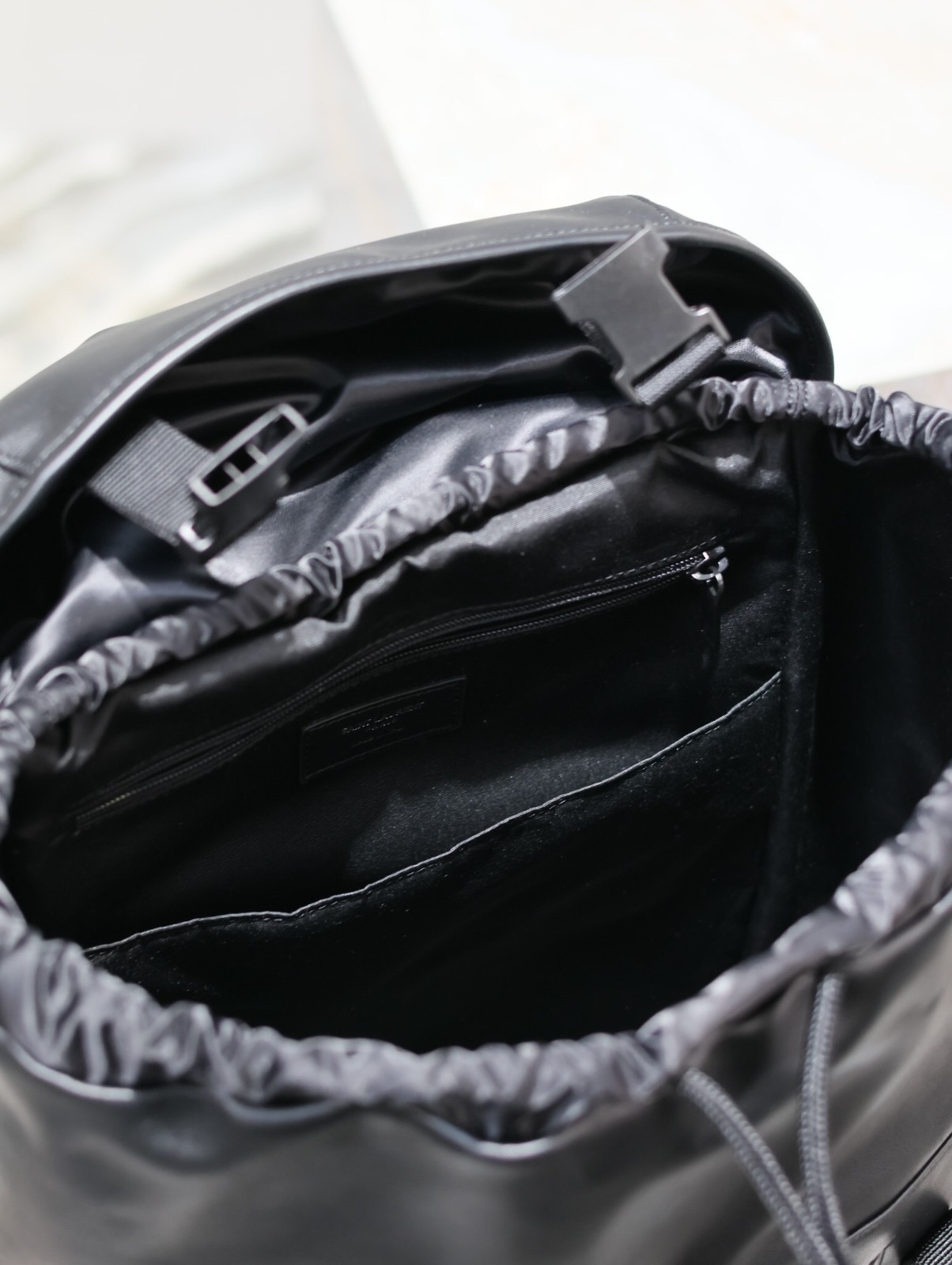 051 YSL 765285