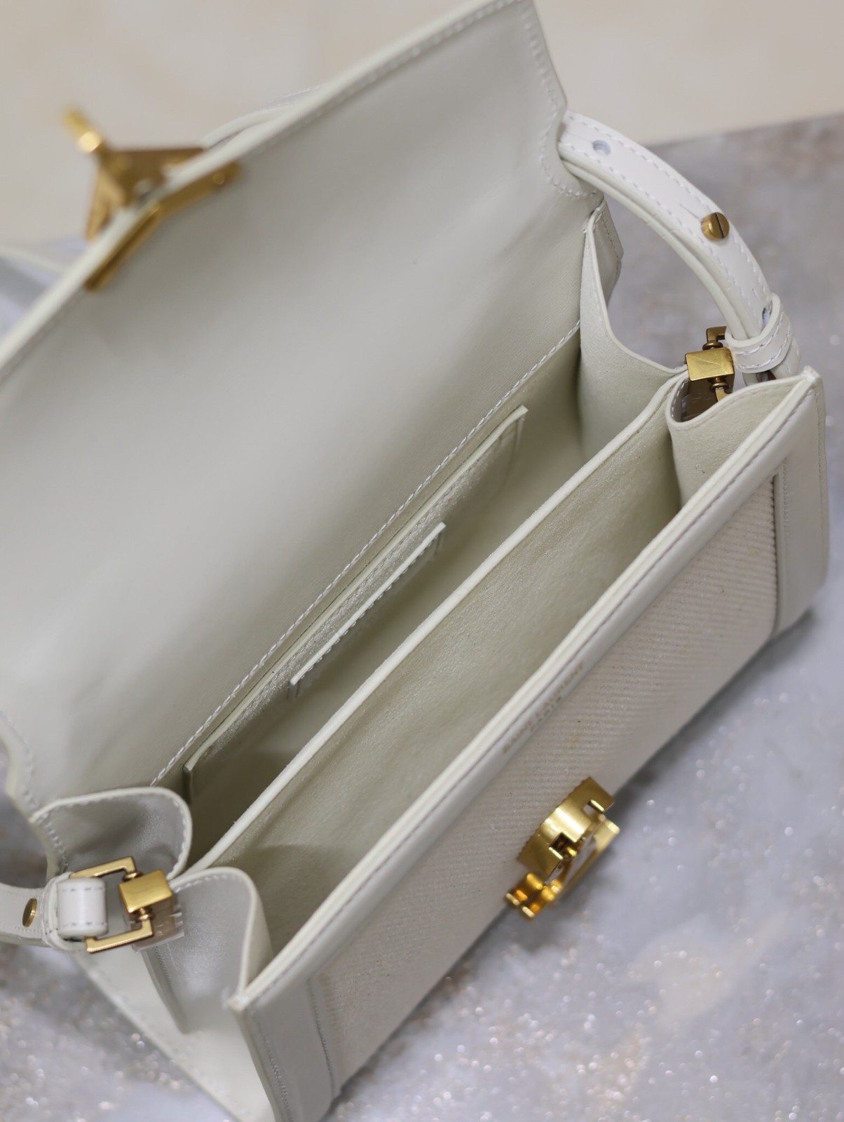 017 YSL 602716