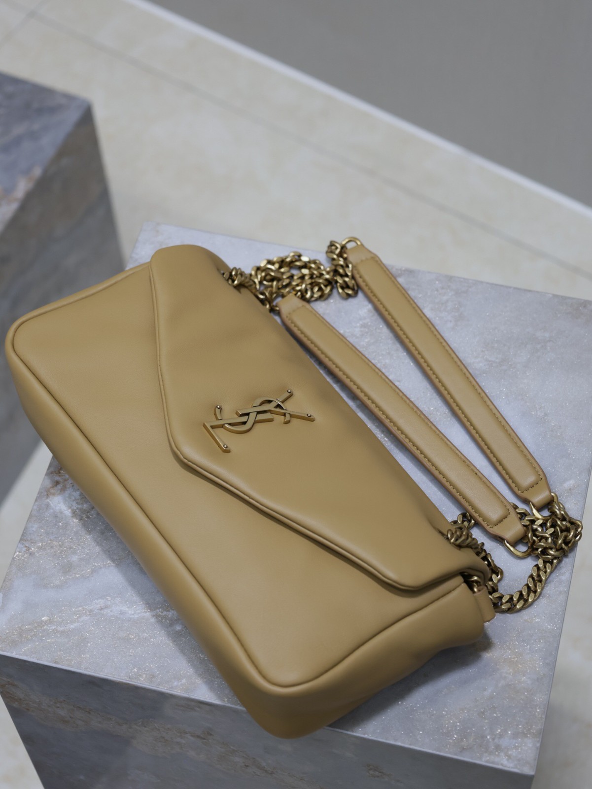 008 YSL 734153