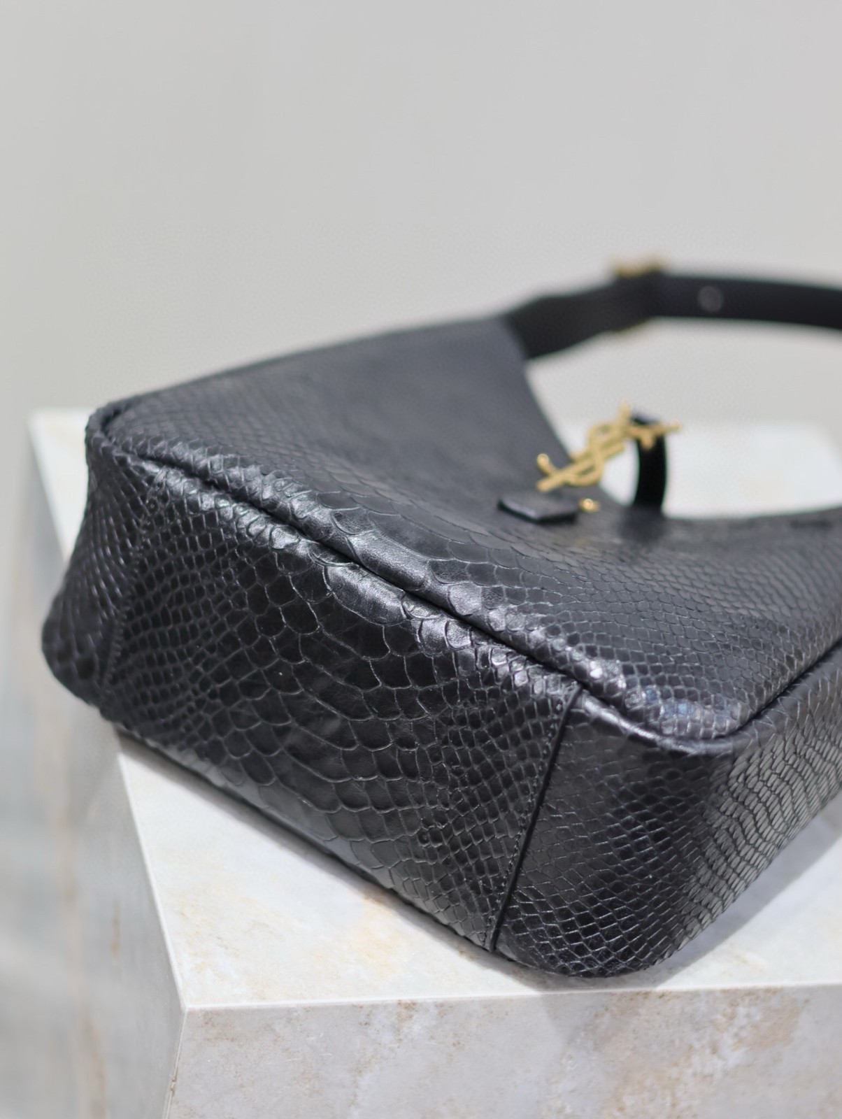 109 YSL 713938蛇纹