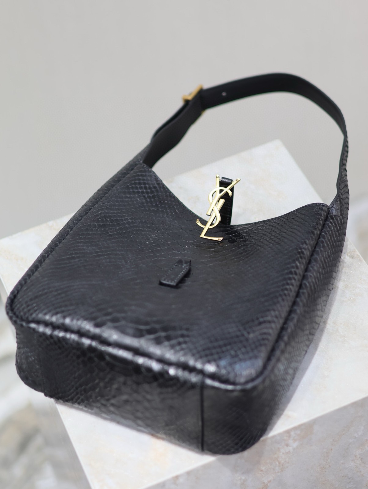 109 YSL 713938蛇纹