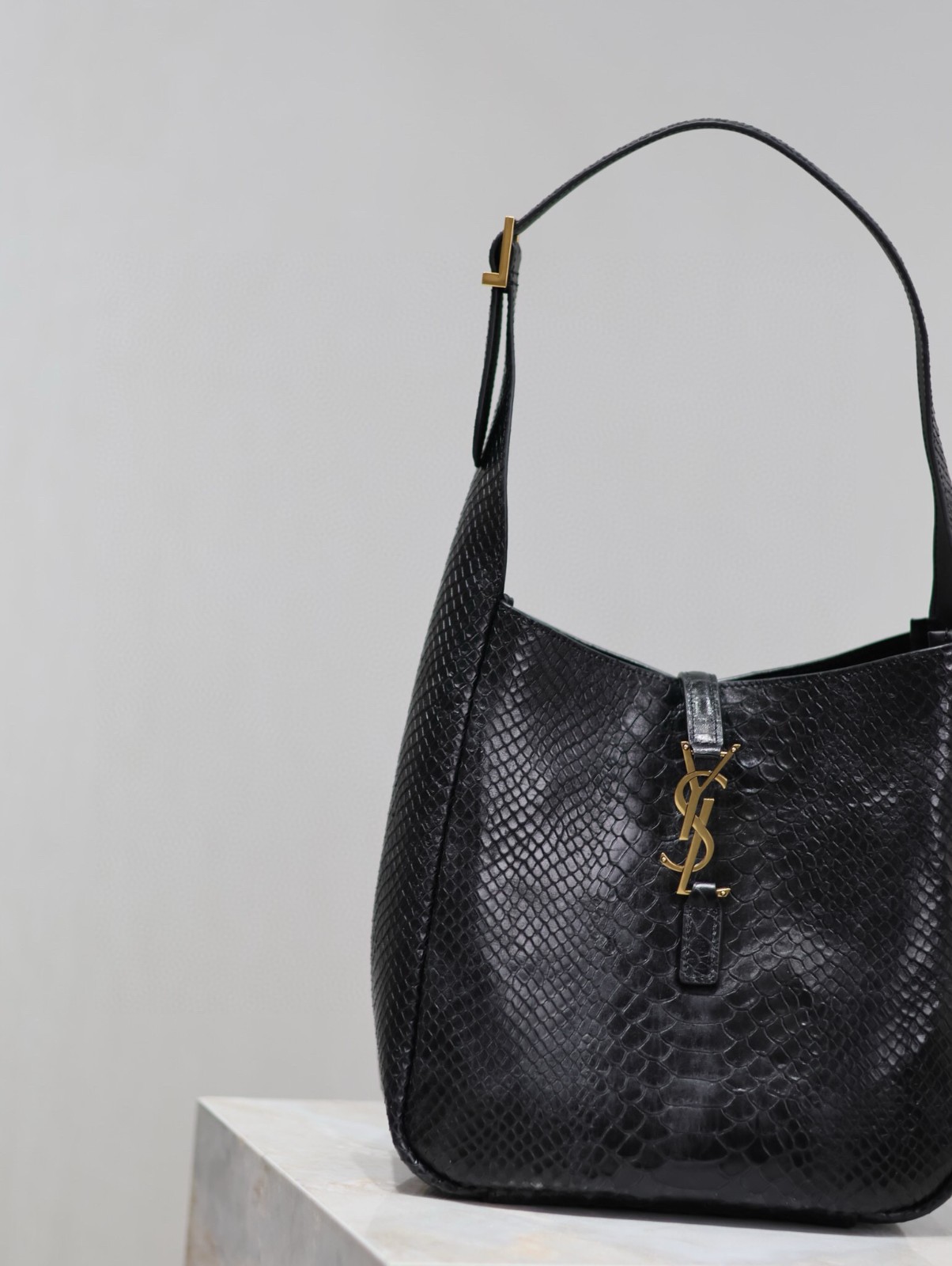 109 YSL 713938蛇纹
