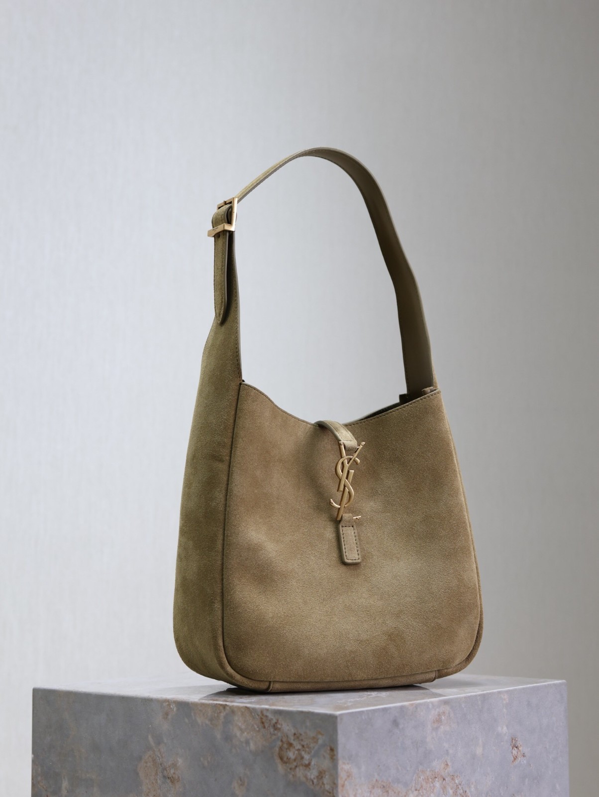 104 YSL 713938
