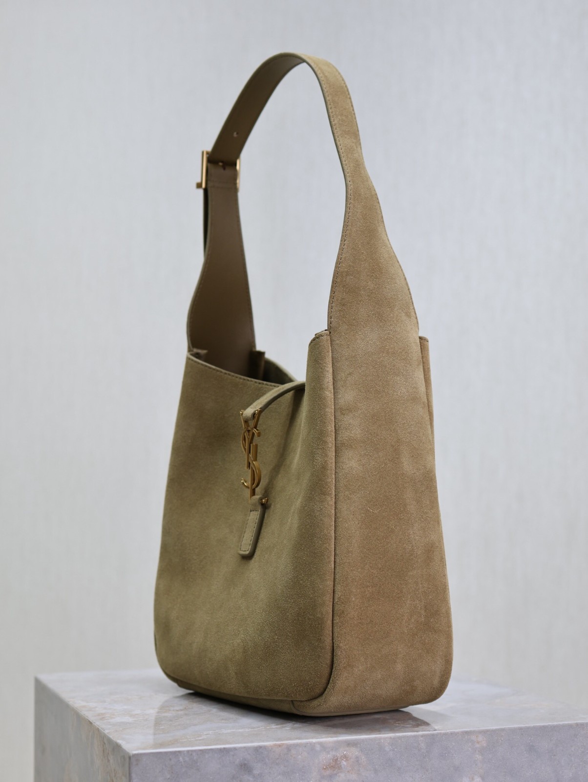 104 YSL 713938