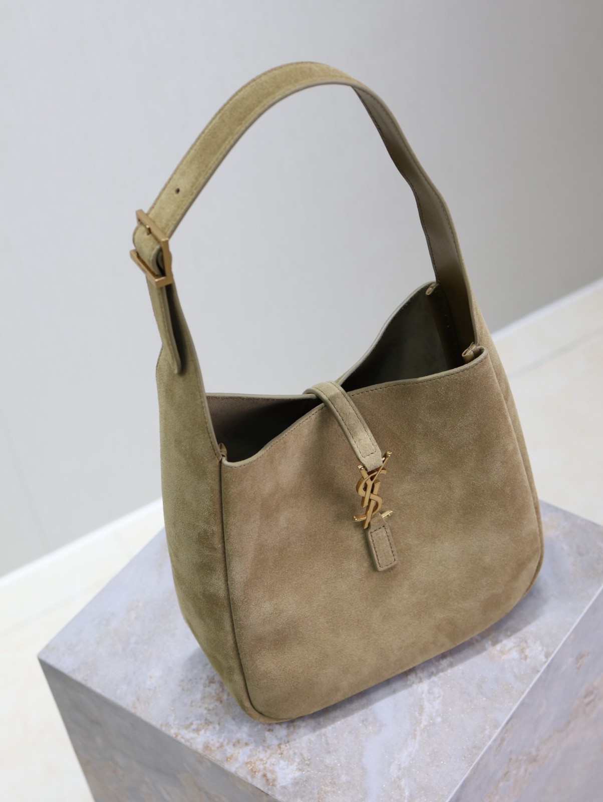 104 YSL 713938