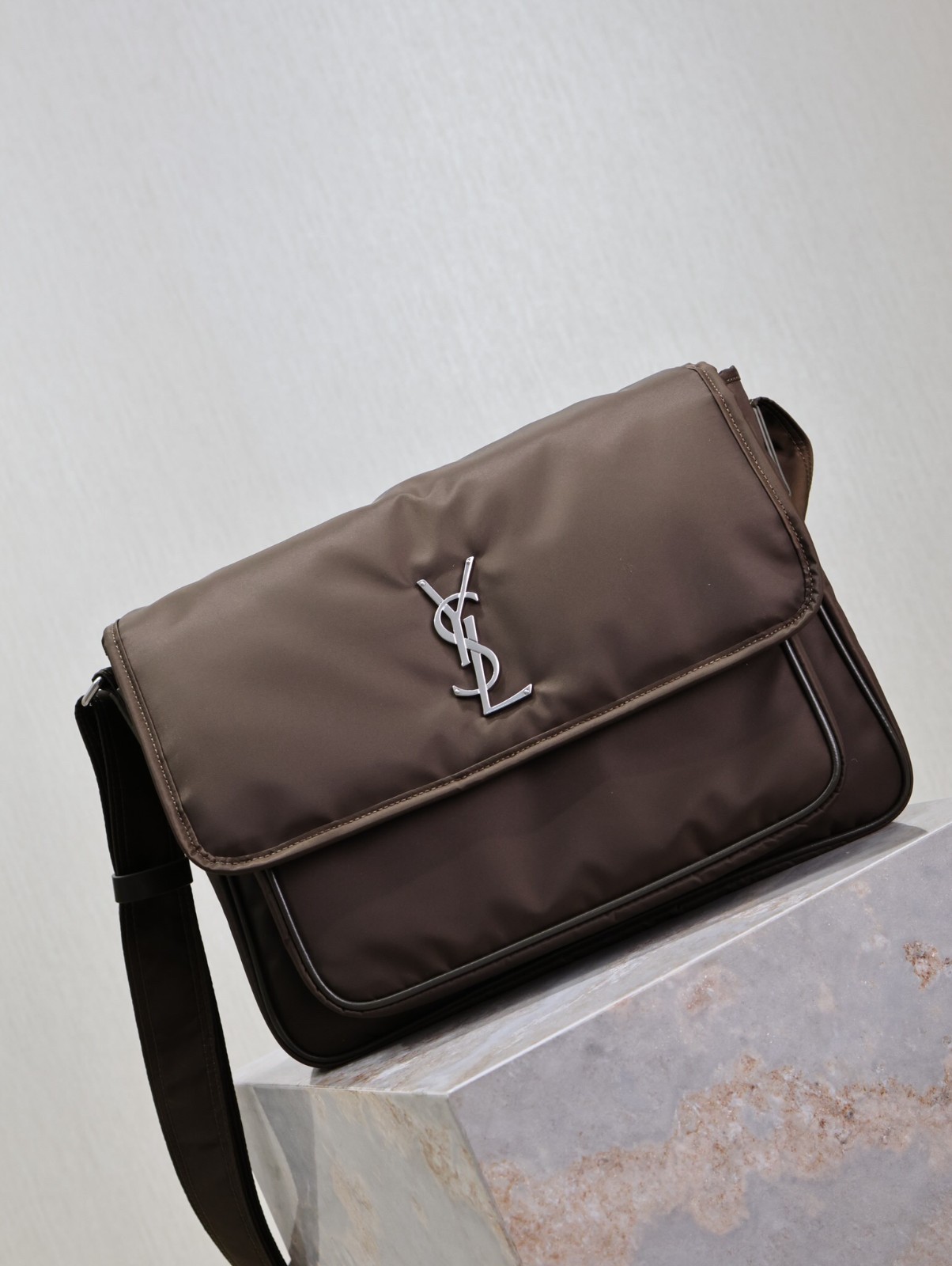 093 YSL 498830