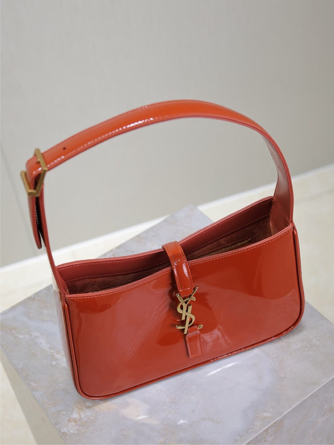 092 YSL 657228