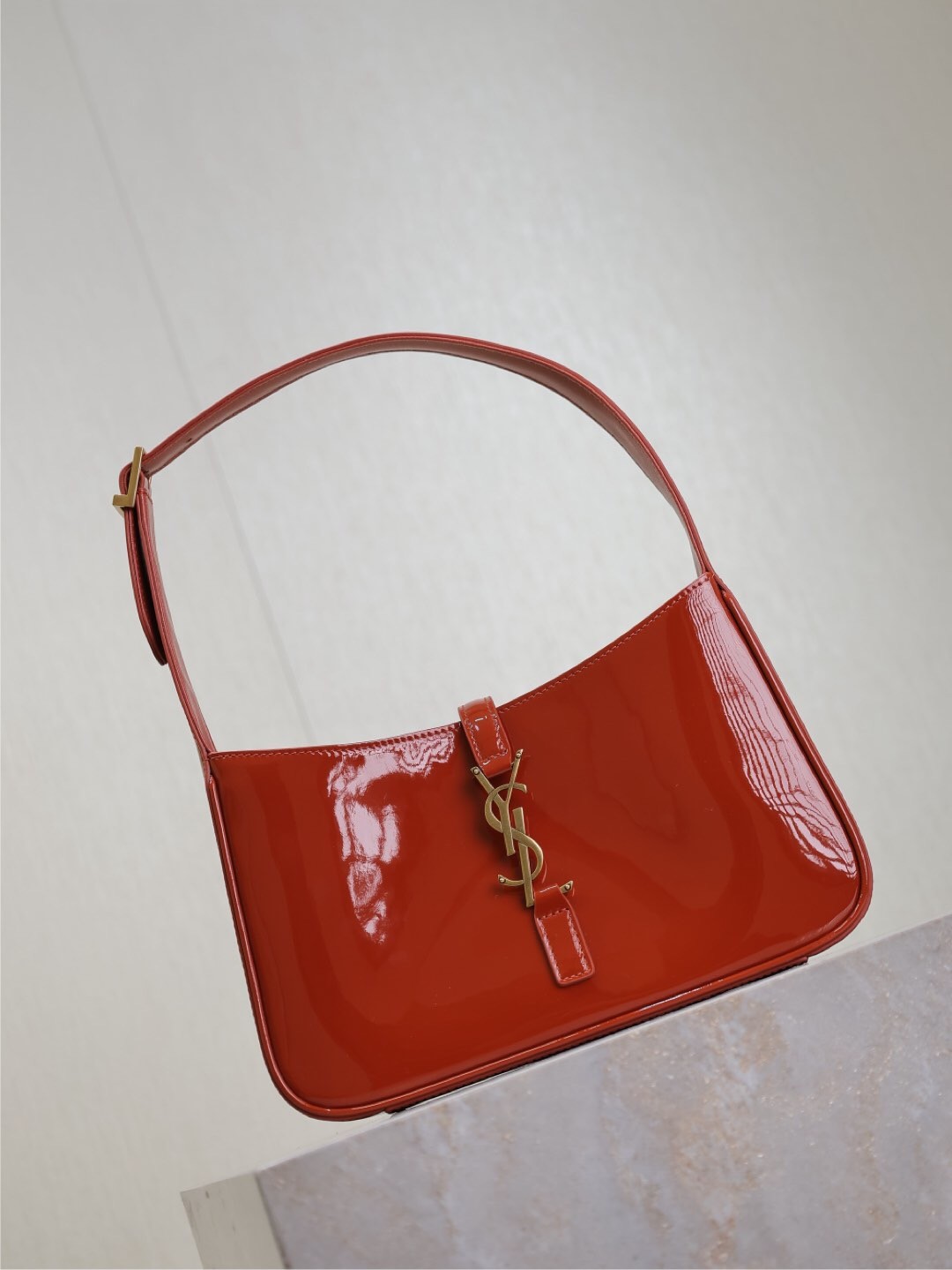 092 YSL 657228