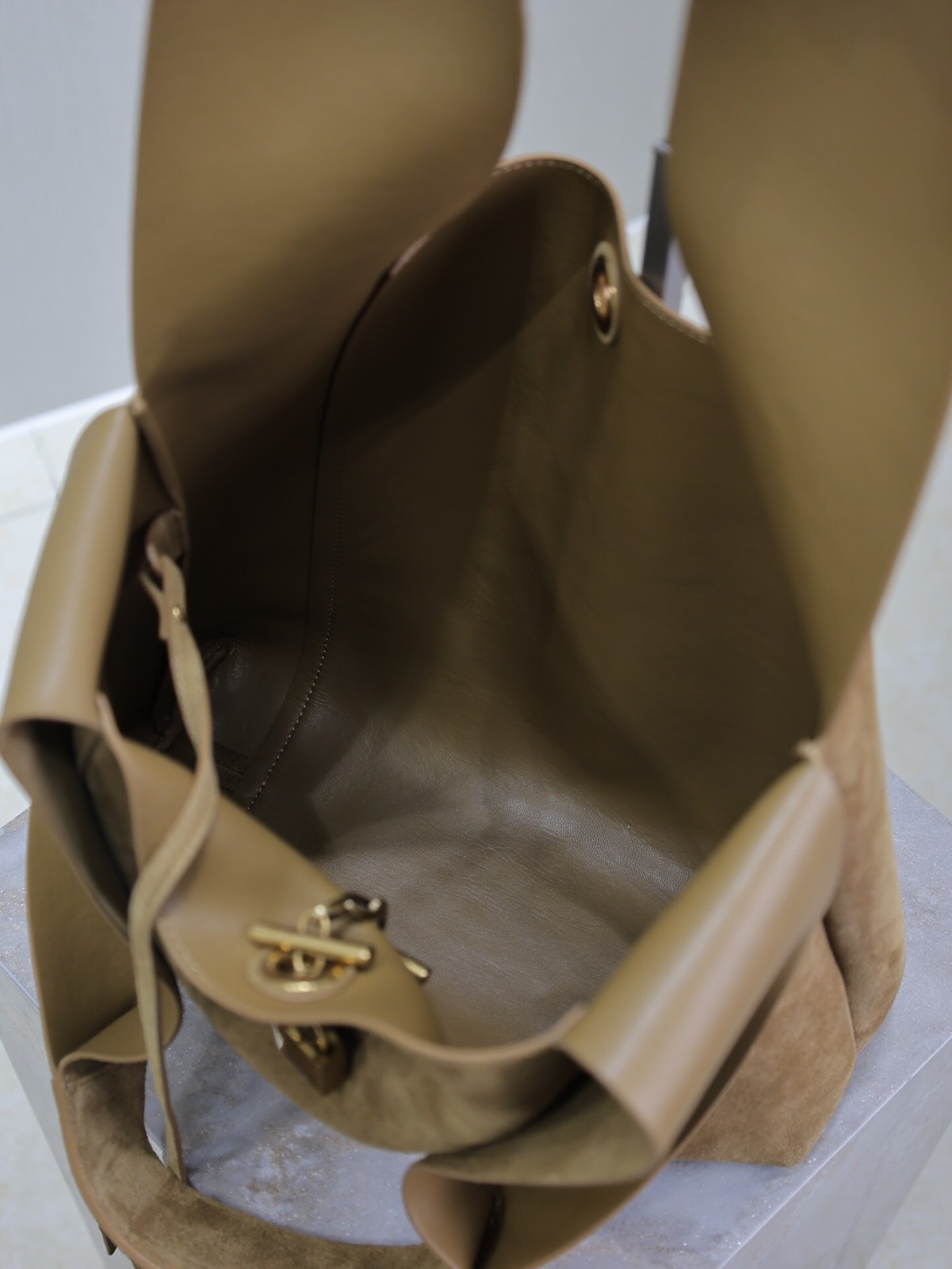 085 YSL 773686