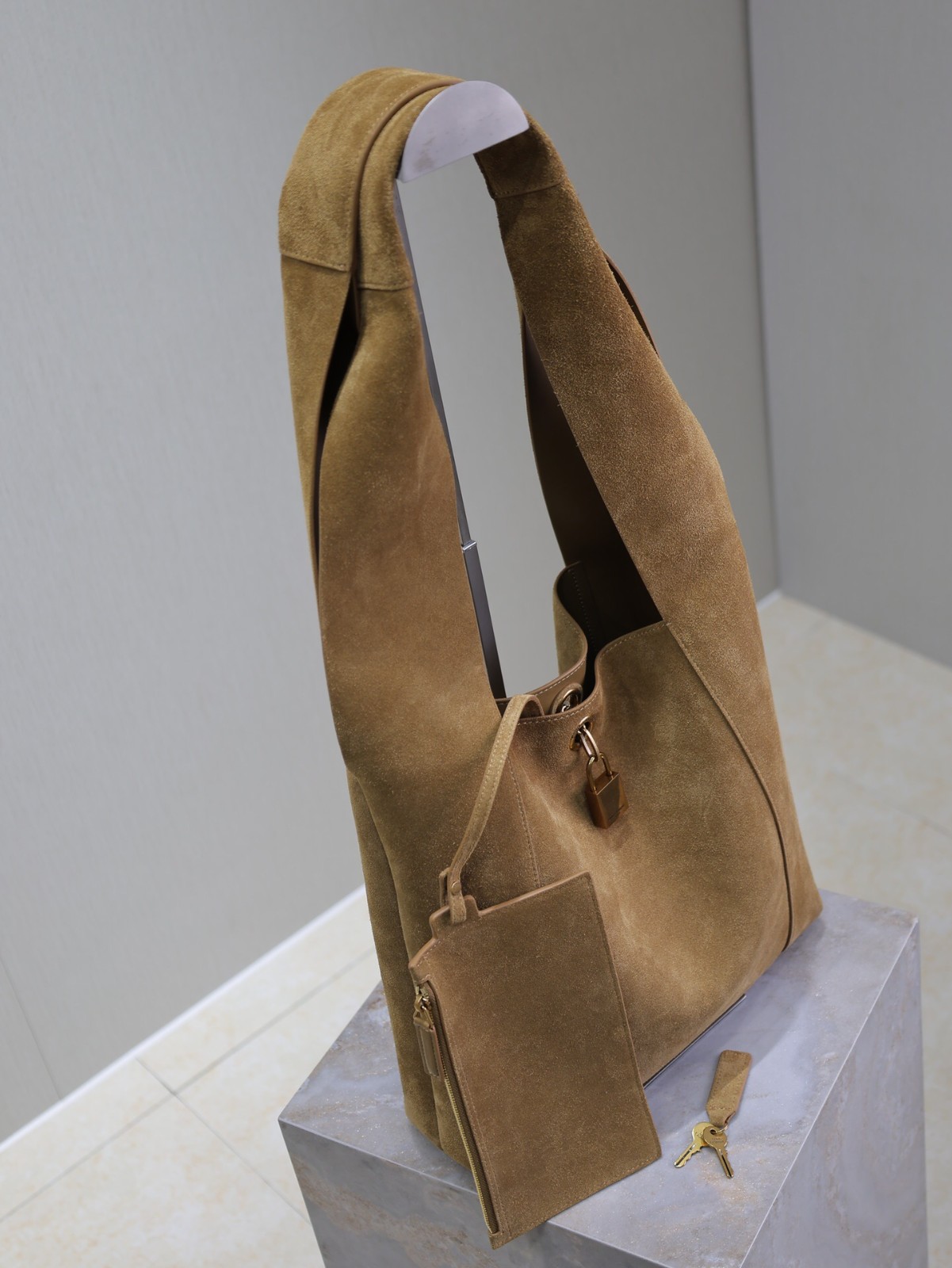 085 YSL 773686