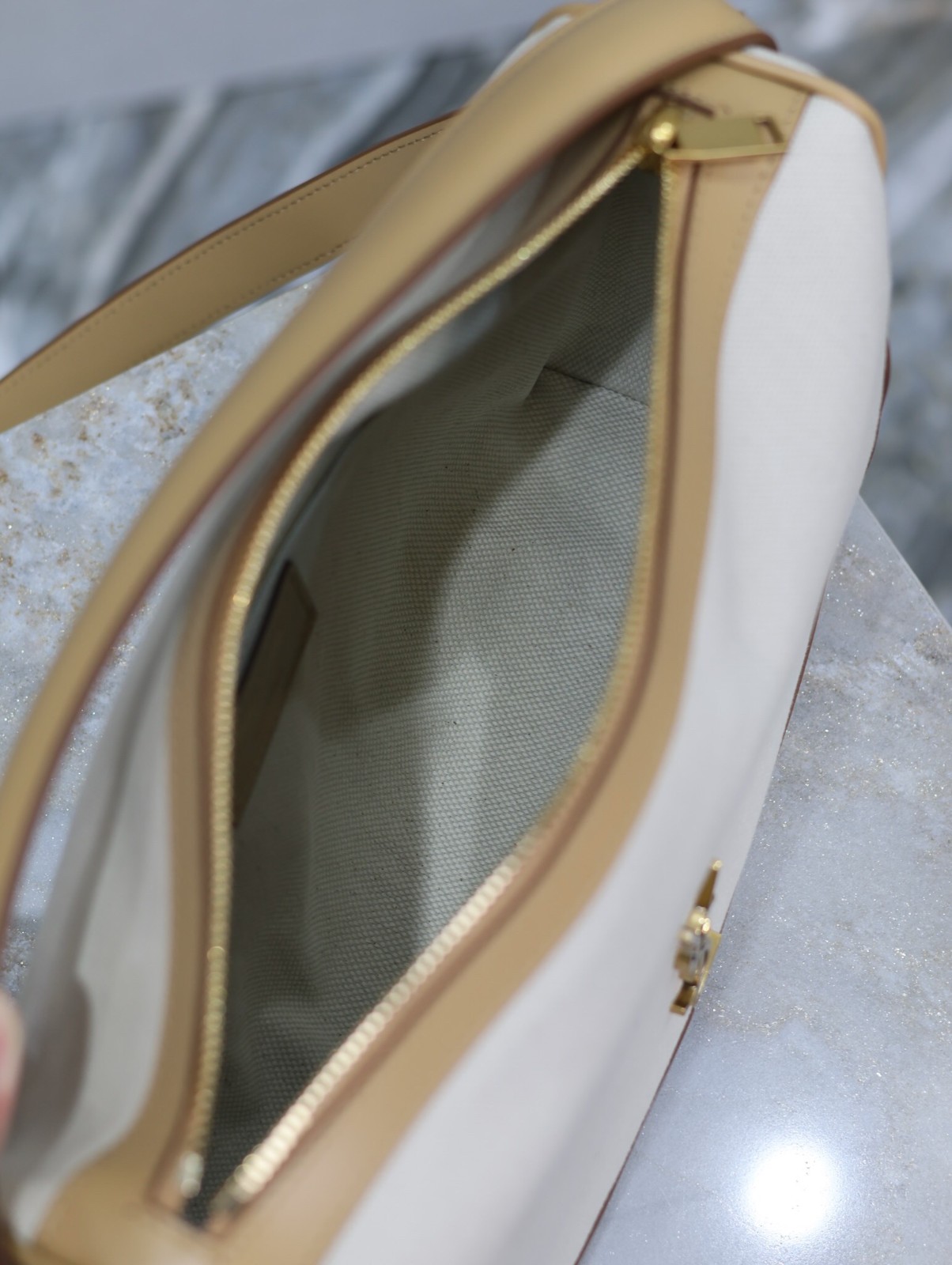 083 YSL 753826
