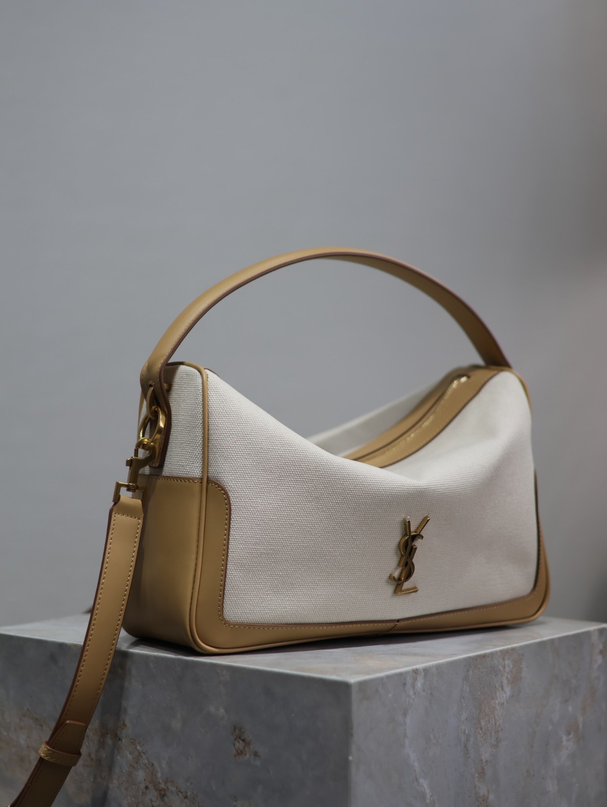 083 YSL 753826