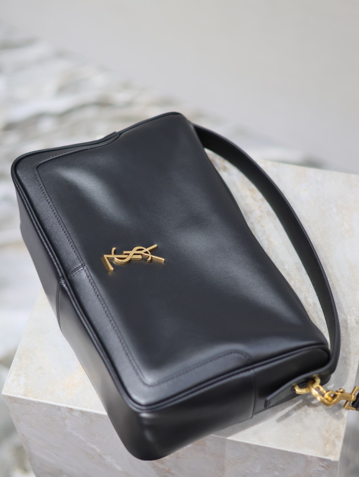 082 YSL 753826