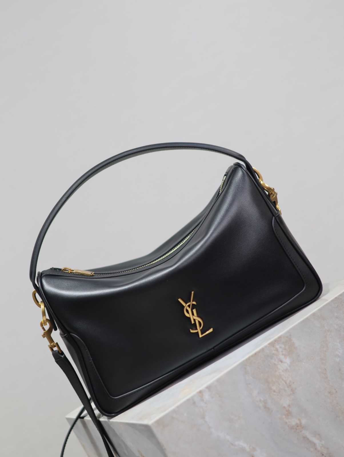 082 YSL 753826