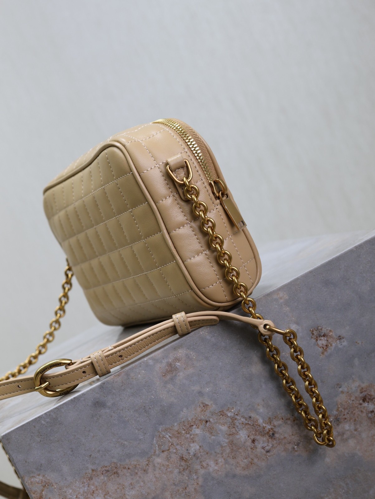 081 YSL 764809