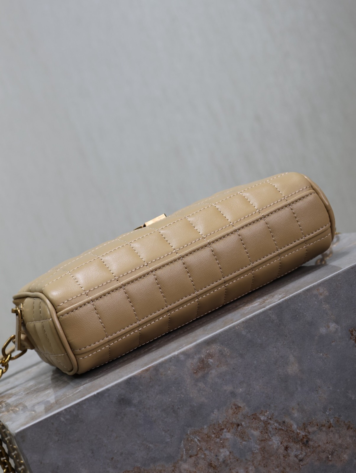 081 YSL 764809