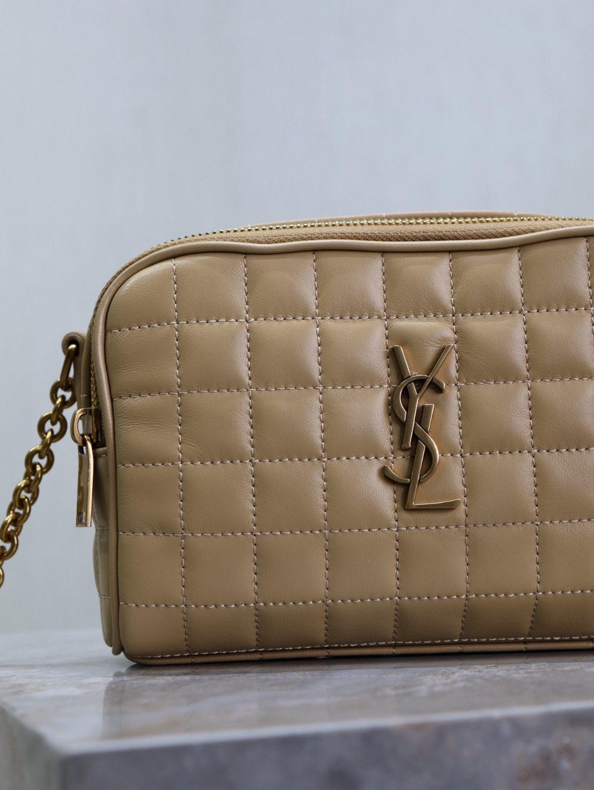 081 YSL 764809