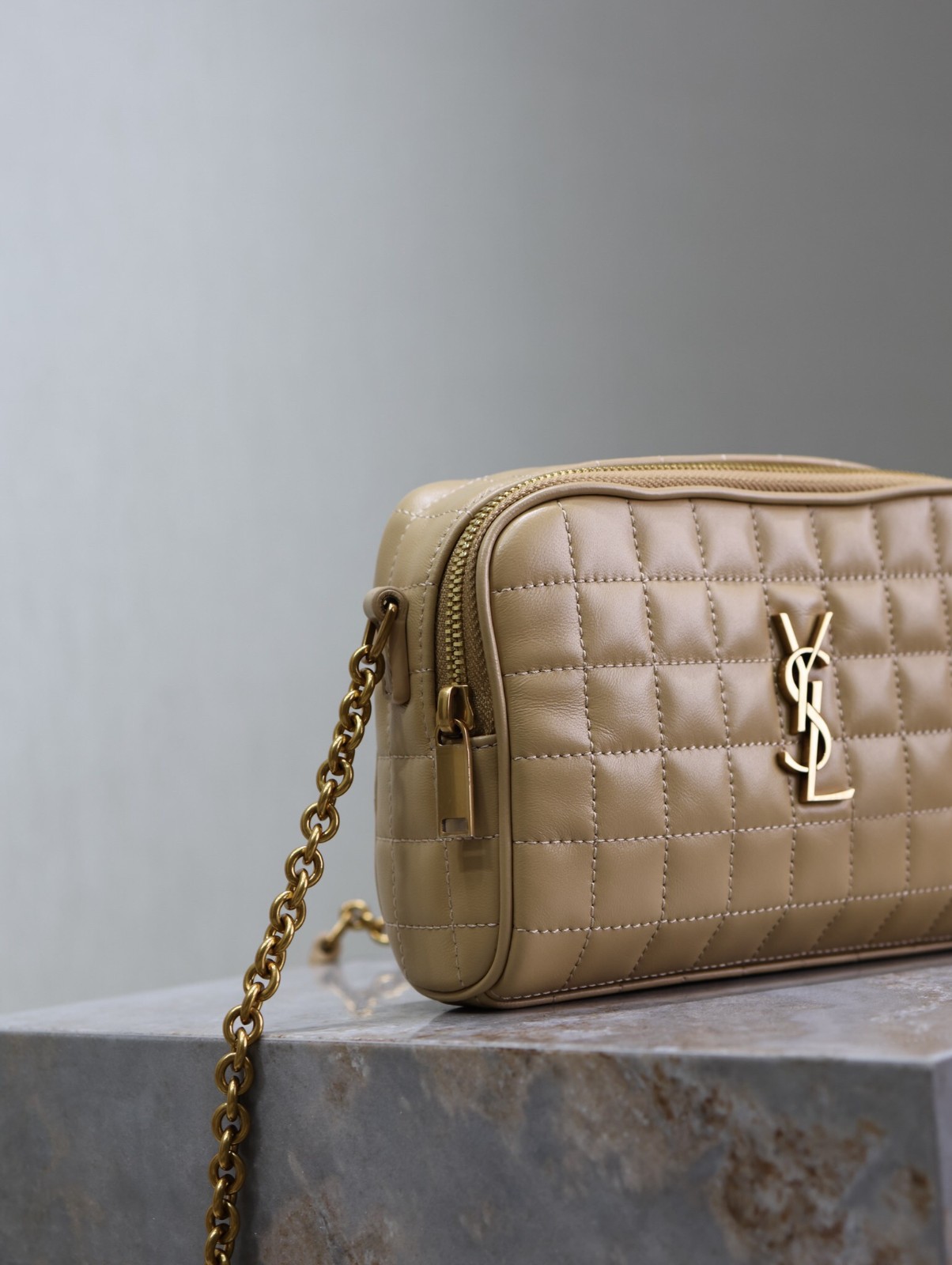 081 YSL 764809