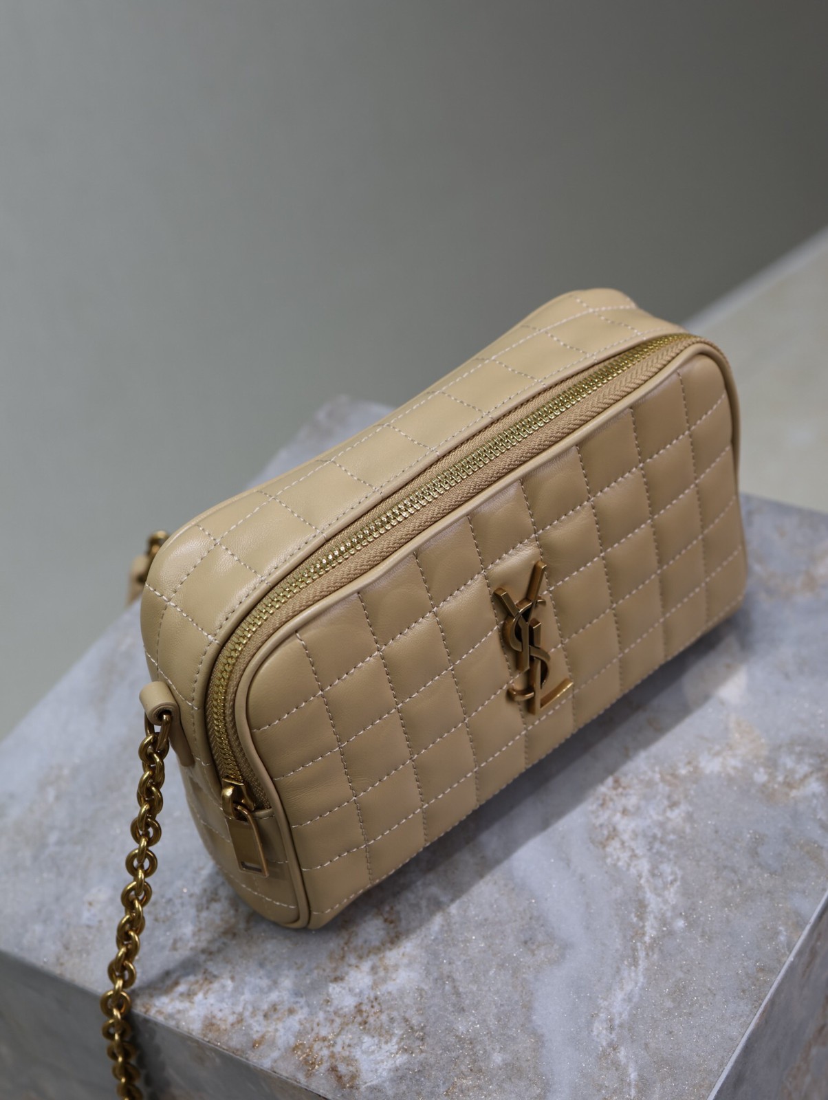 081 YSL 764809