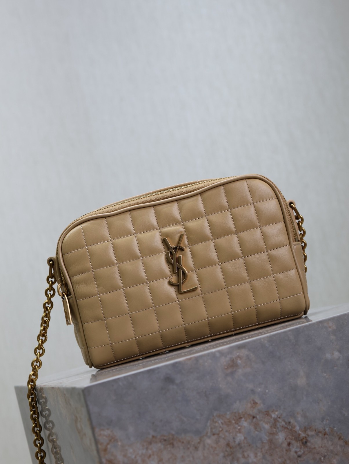 081 YSL 764809