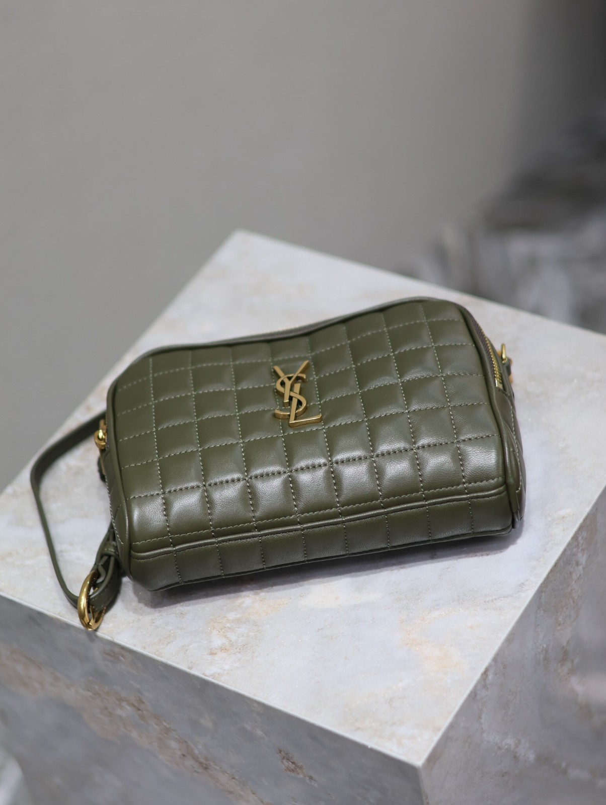 078 YSL 764809