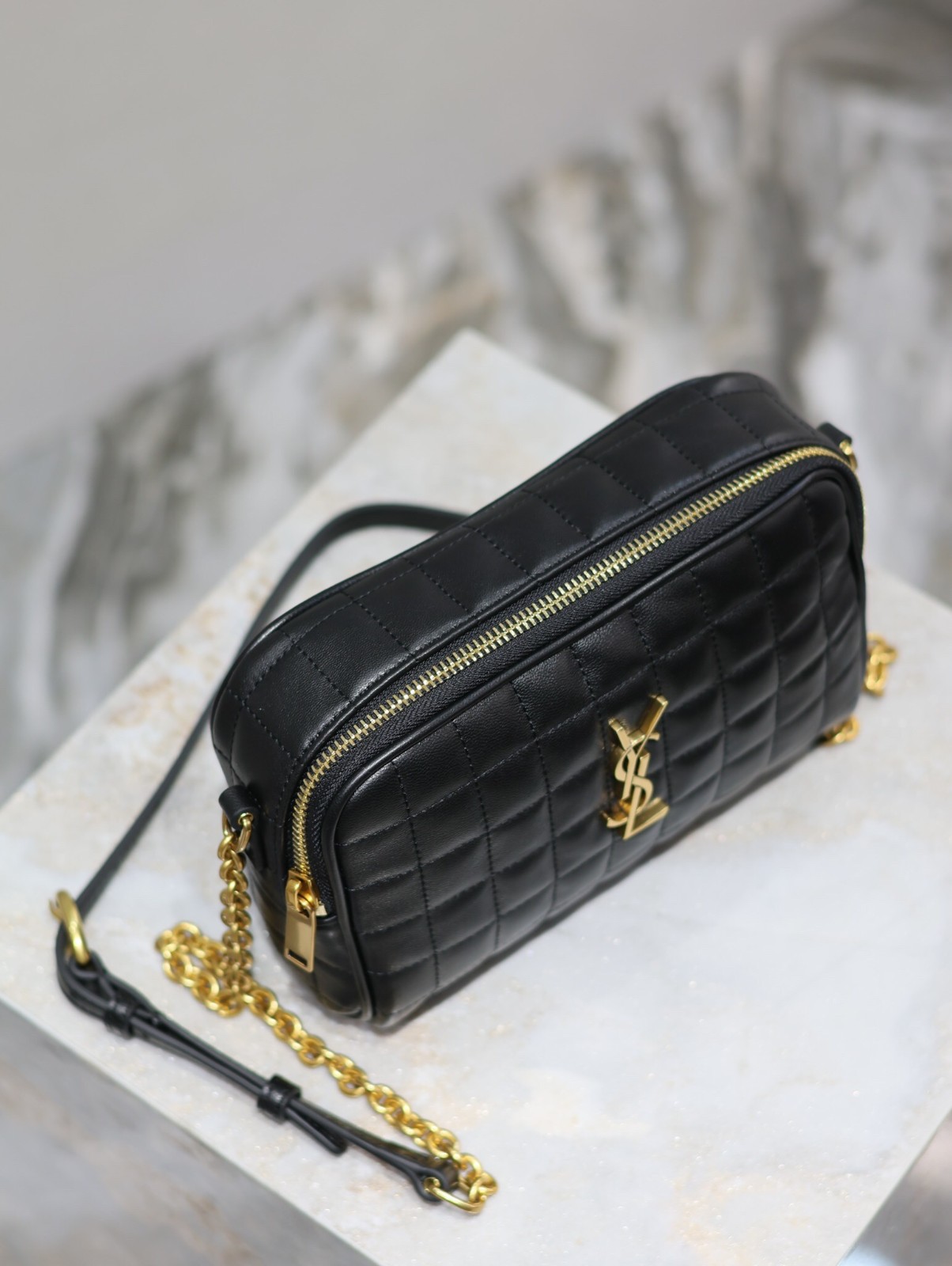 077 YSL 764809