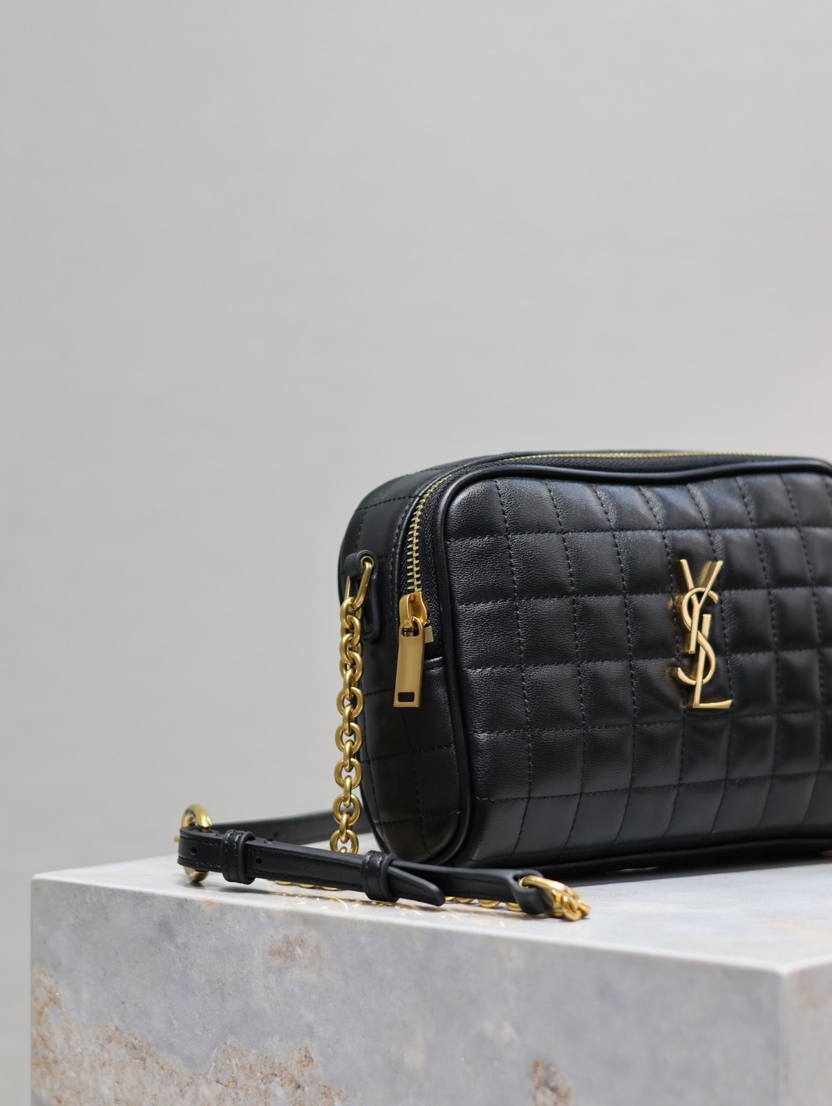 077 YSL 764809