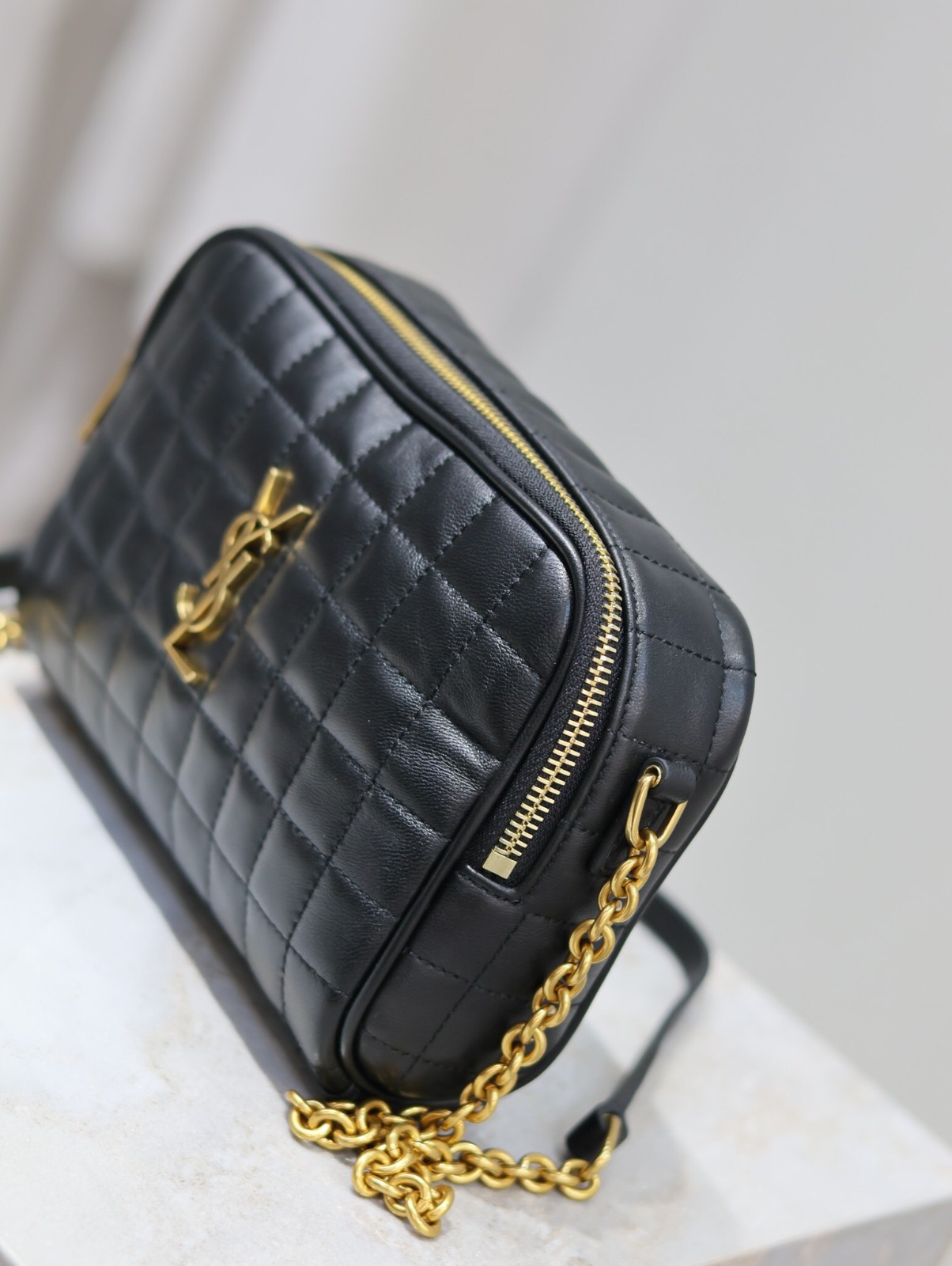 077 YSL 764809
