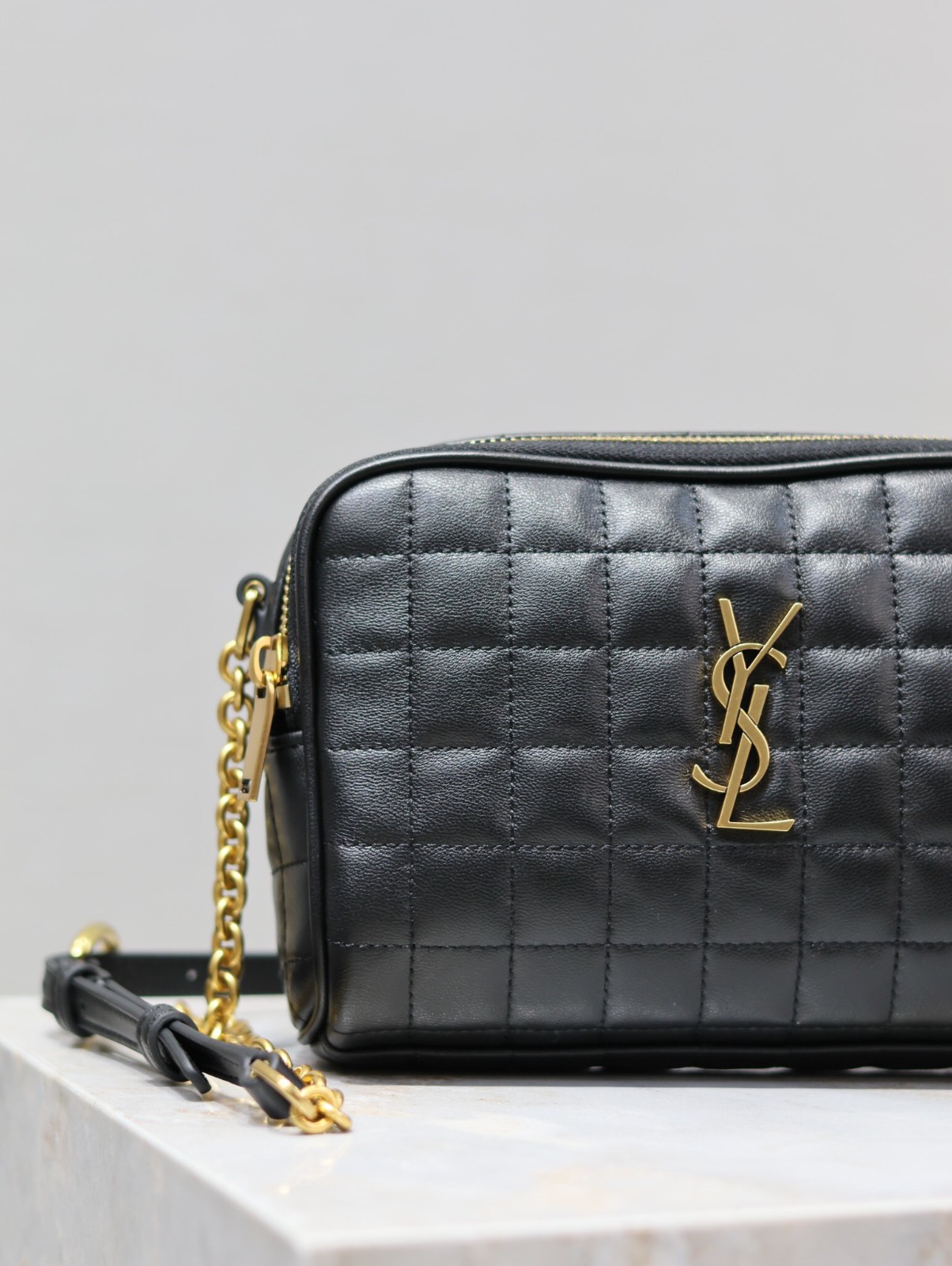 077 YSL 764809