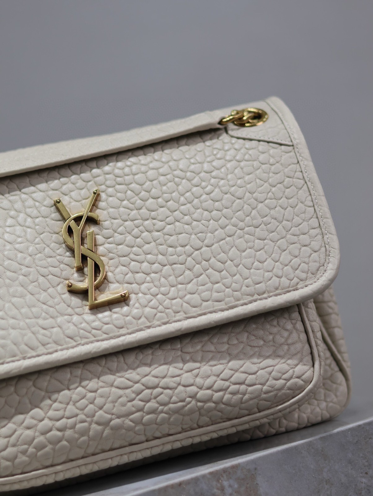 069 YSL 633158