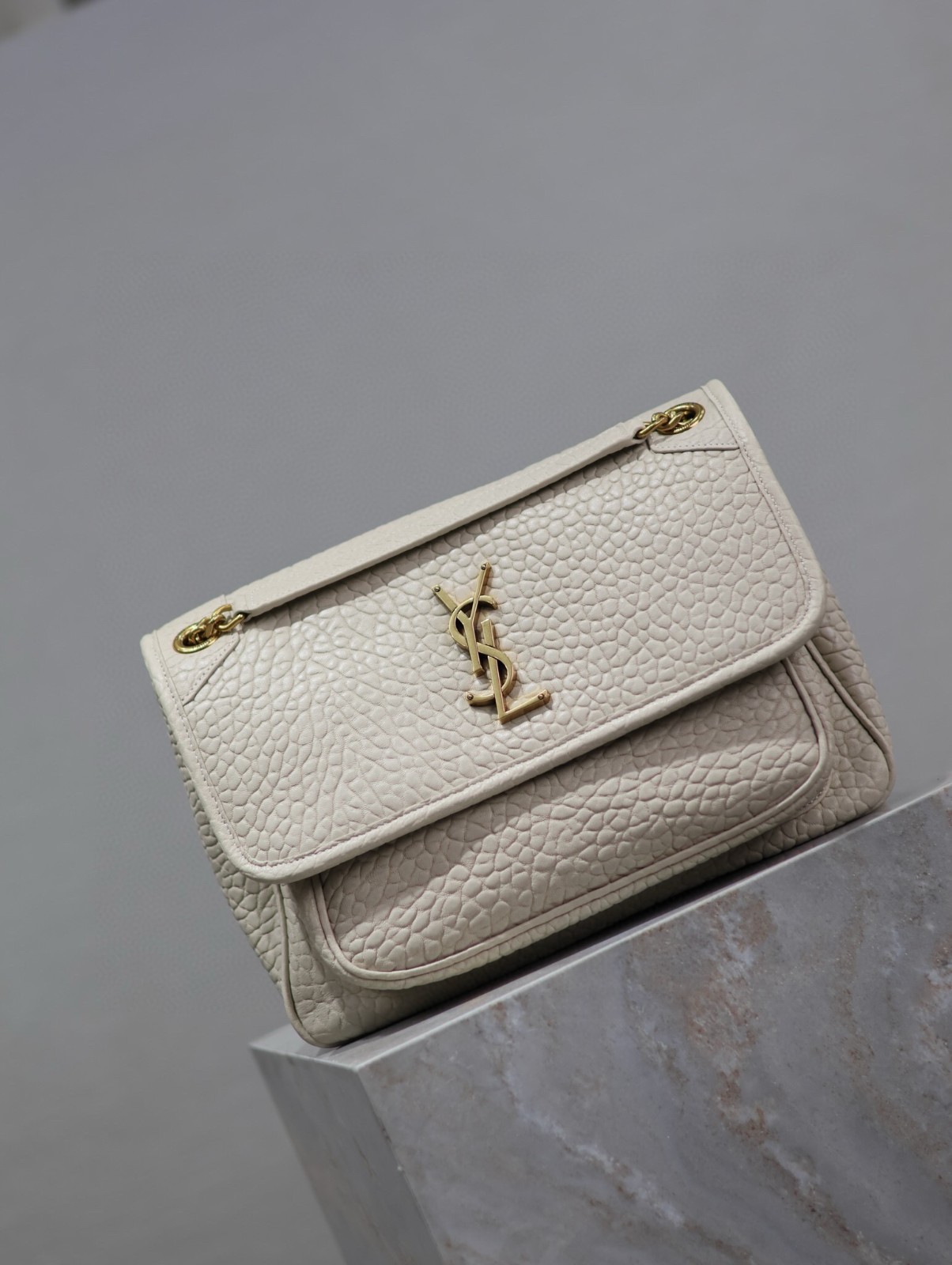 069 YSL 633158