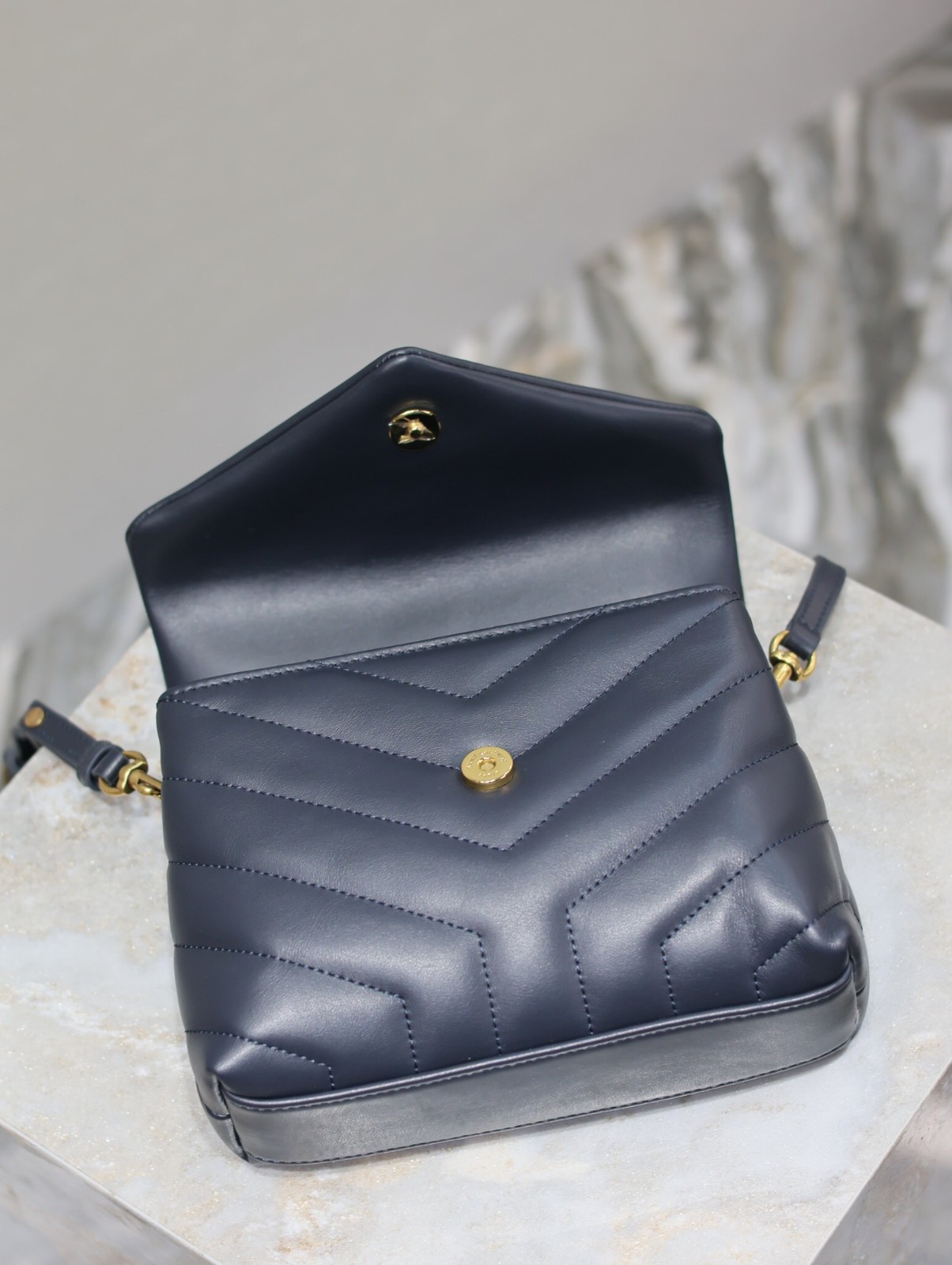 049 YSL 467072