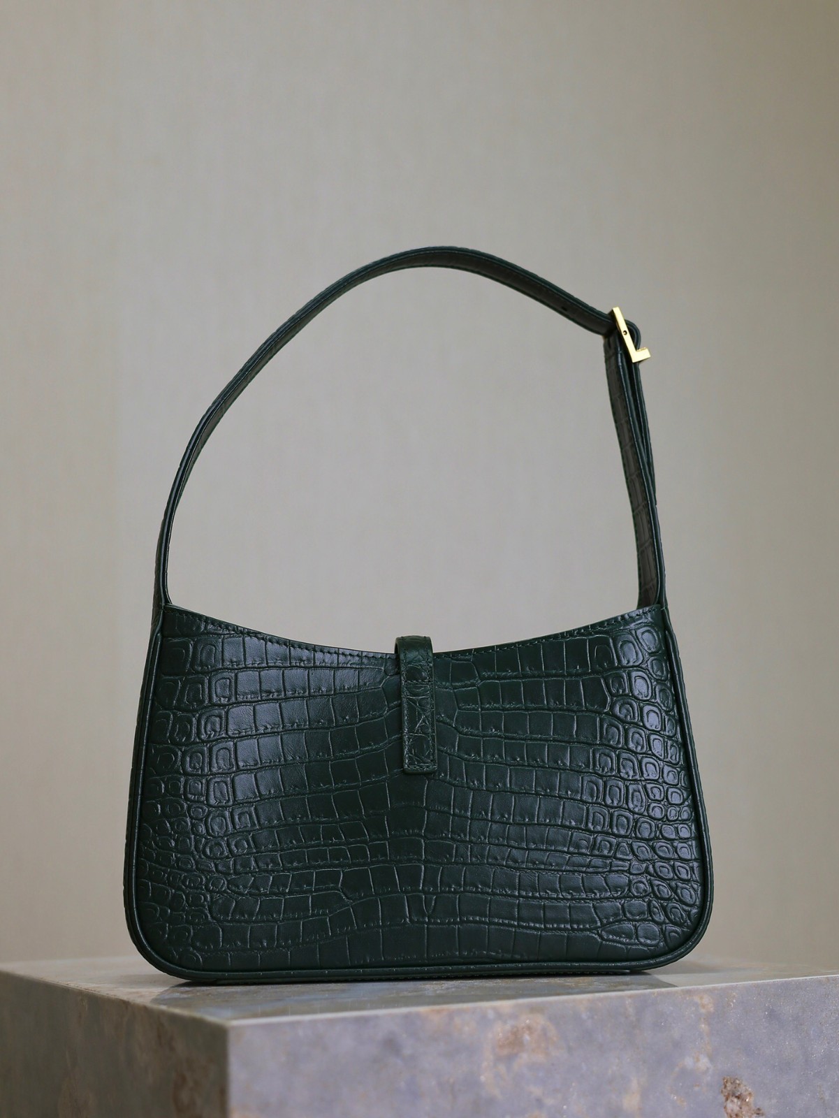 023 YSL 657228
