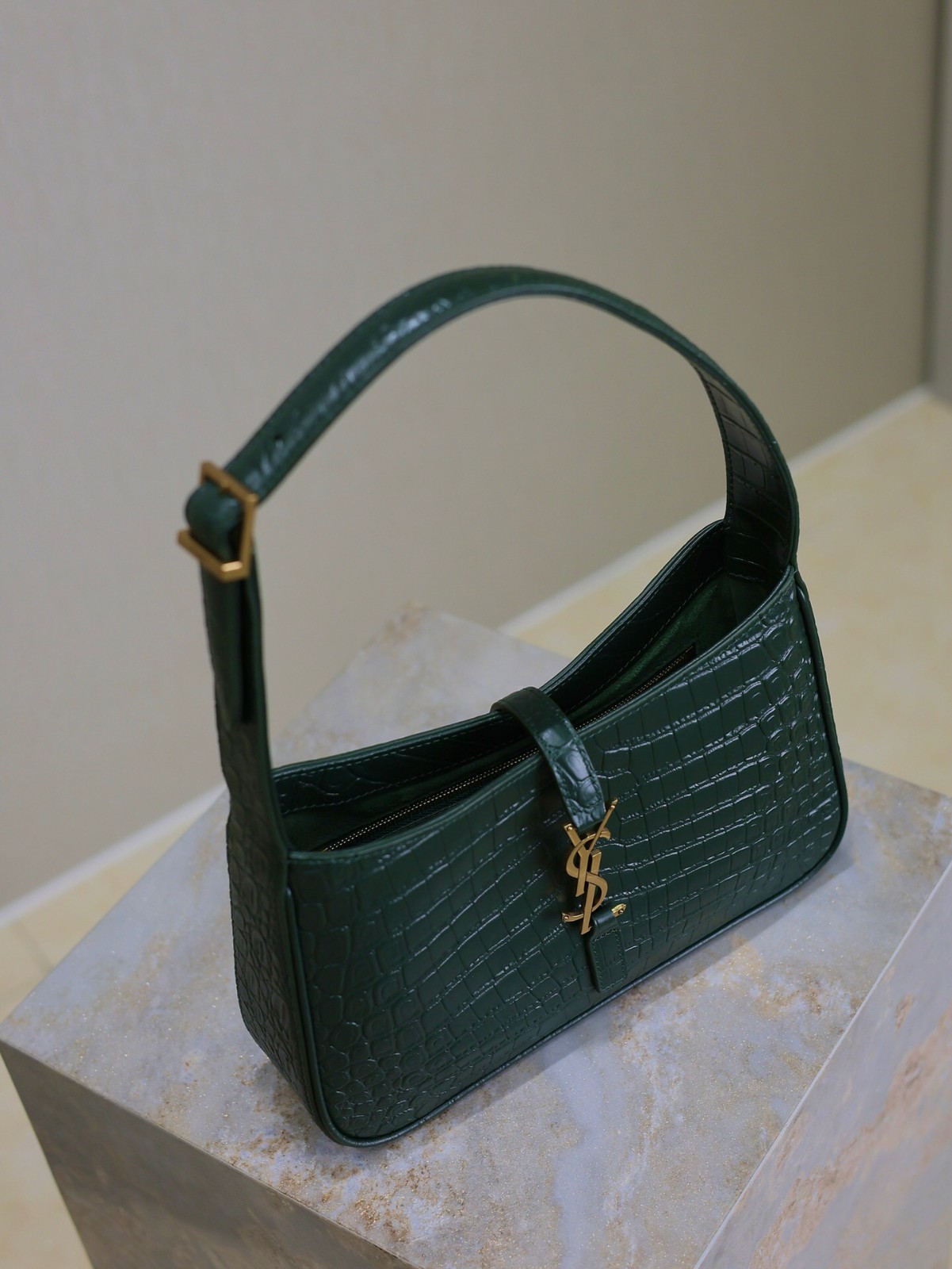 023 YSL 657228