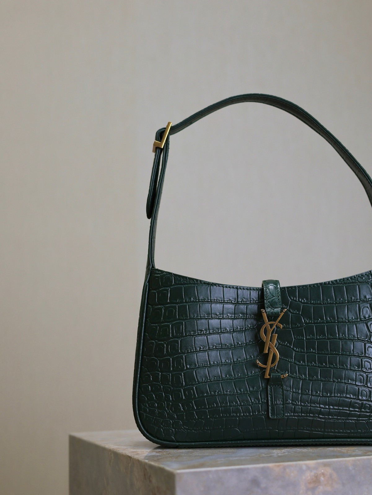 023 YSL 657228