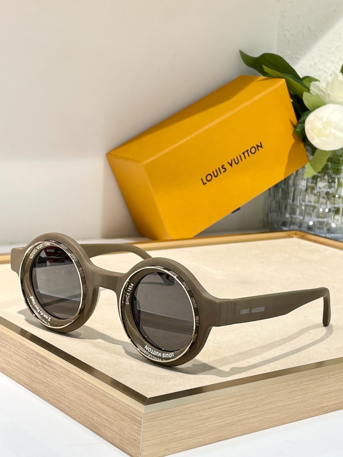 LV 02 glasses