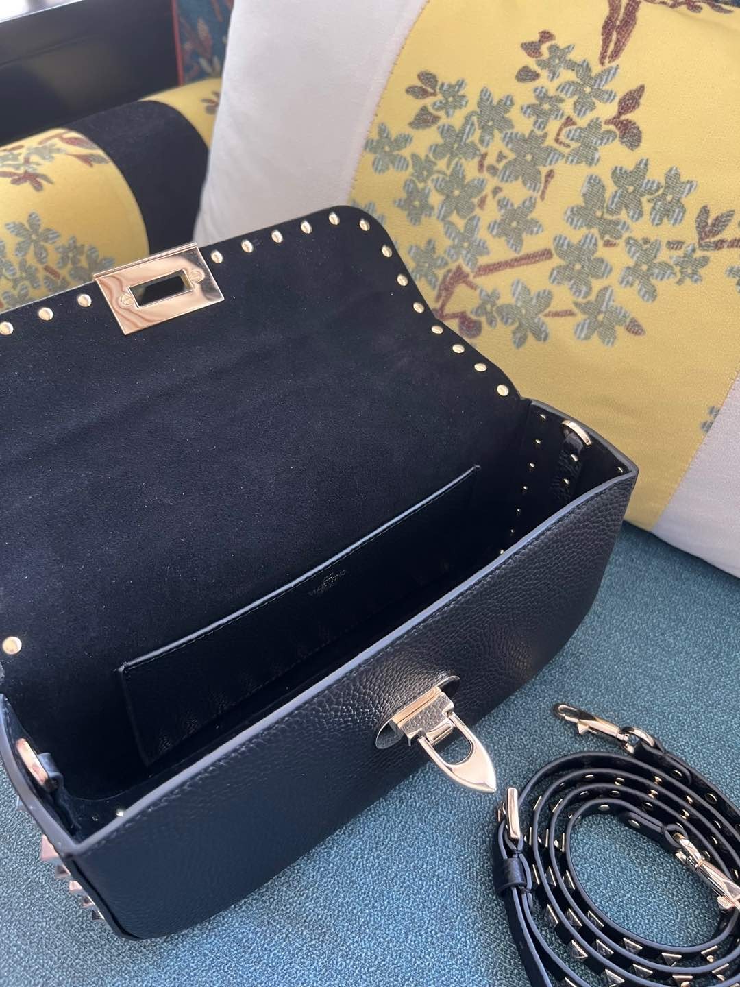 020 020#226-Valentino-Bags-01-2025SS
