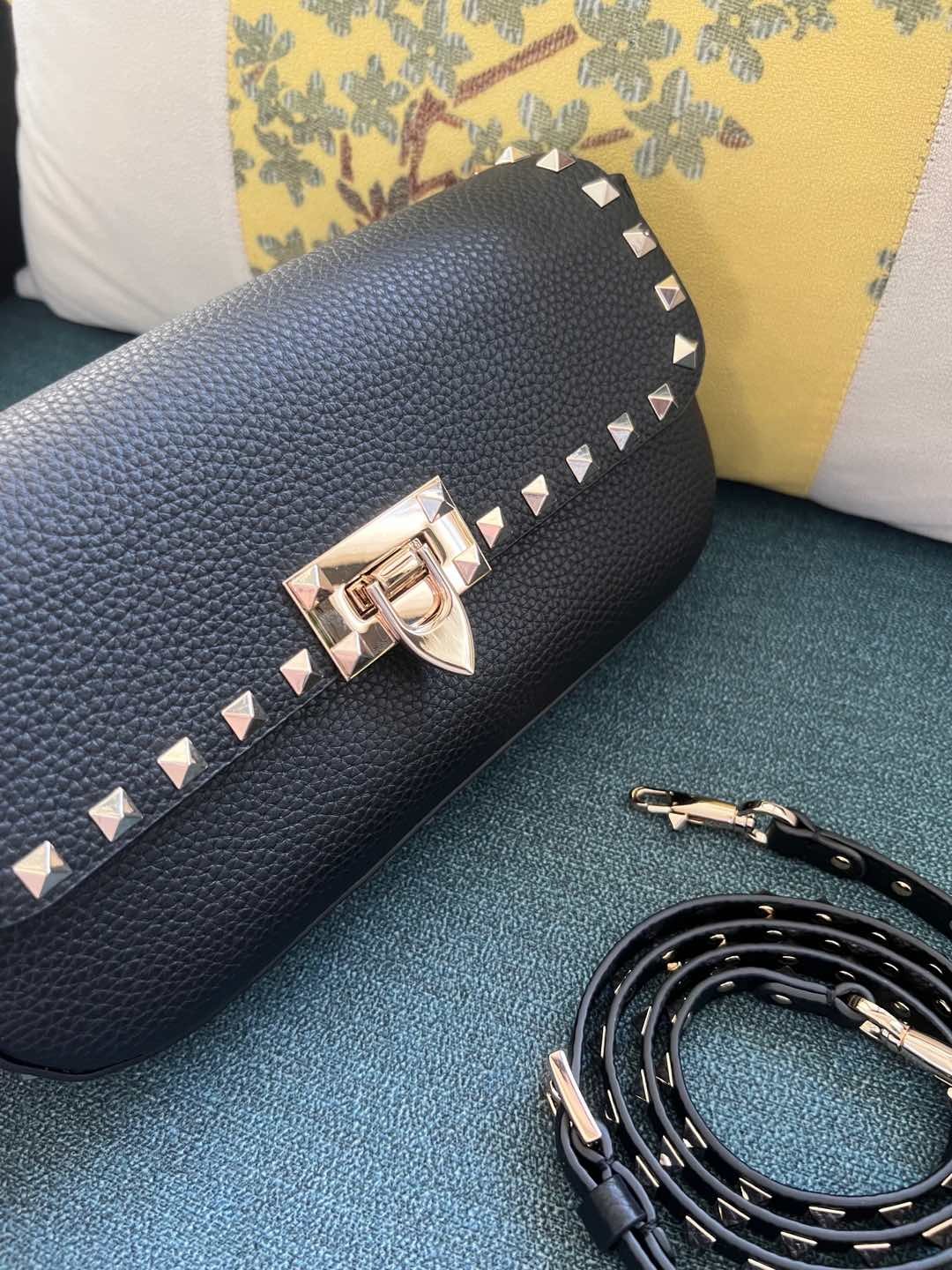 020 020#226-Valentino-Bags-01-2025SS