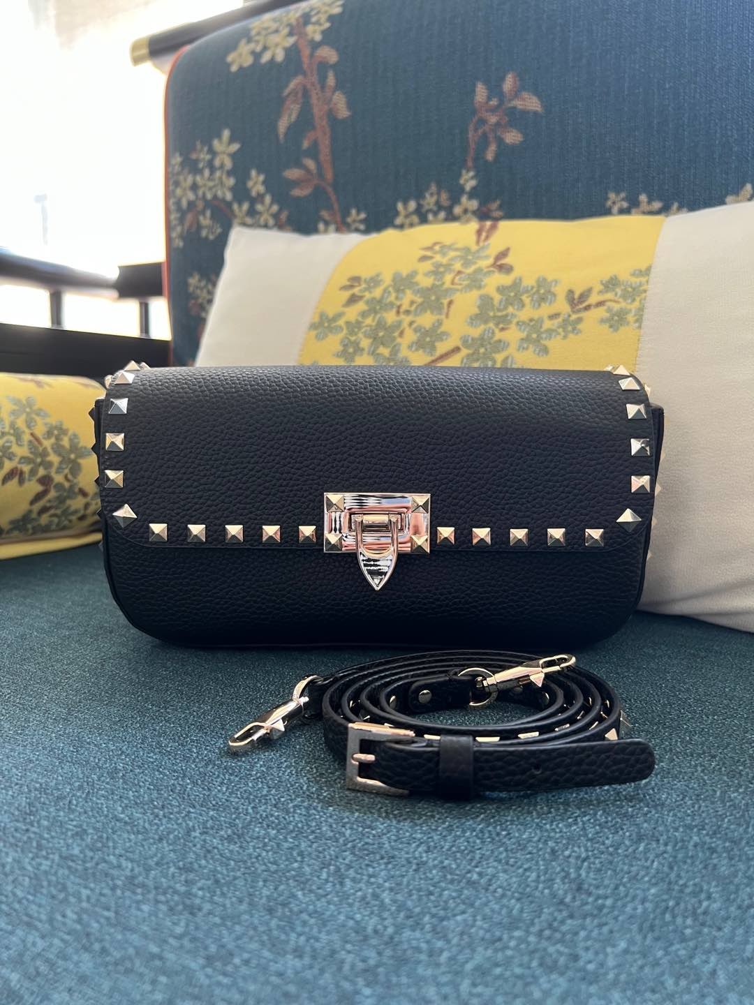 020 020#226-Valentino-Bags-01-2025SS