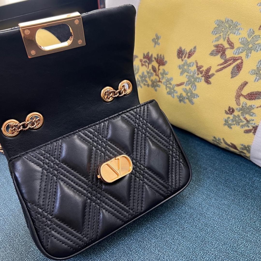019 019#226-Valentino-Bags-01-2025SS