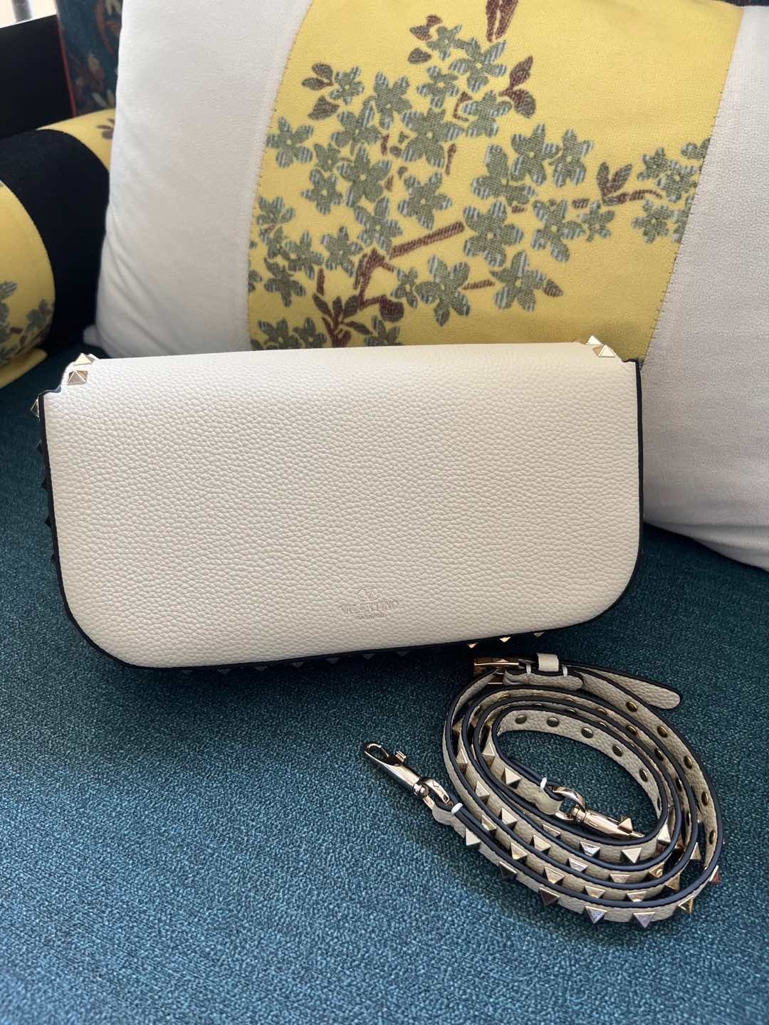 016 016#226-Valentino-Bags-01-2025SS