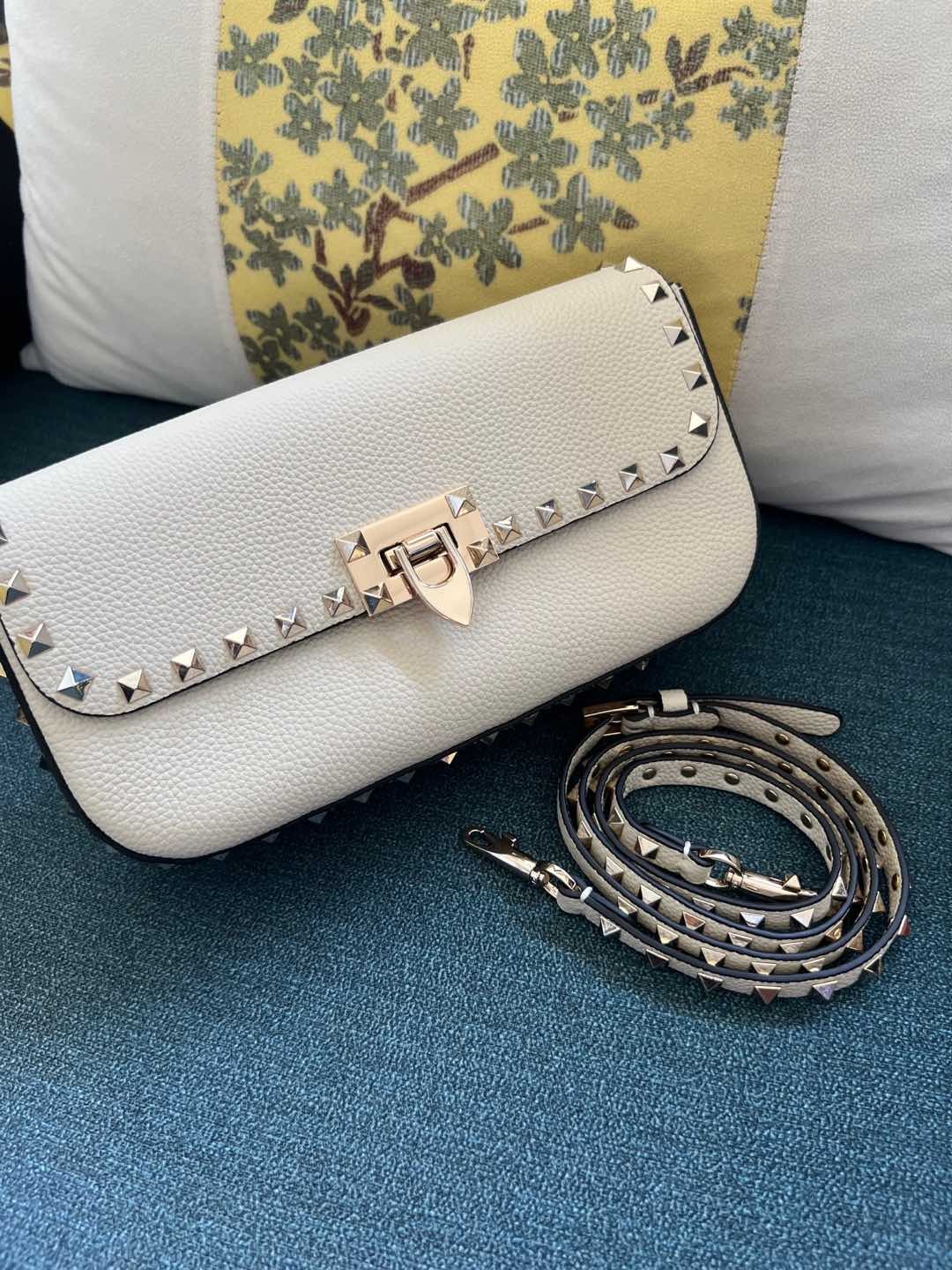 016 016#226-Valentino-Bags-01-2025SS