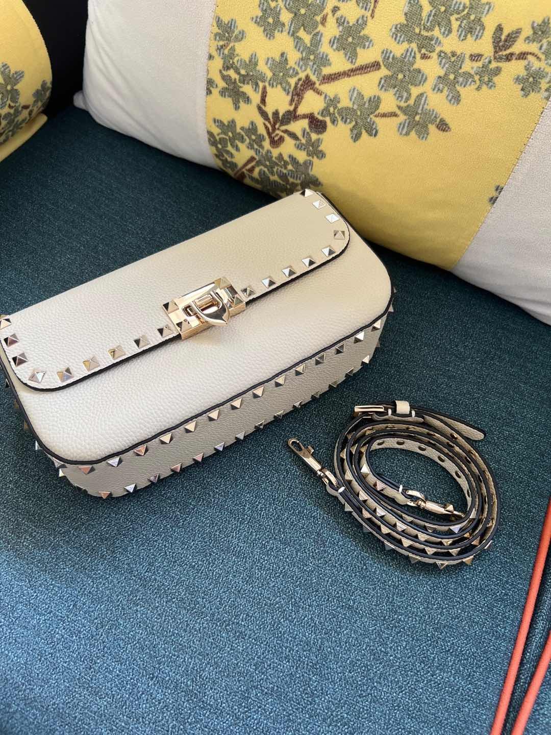 016 016#226-Valentino-Bags-01-2025SS
