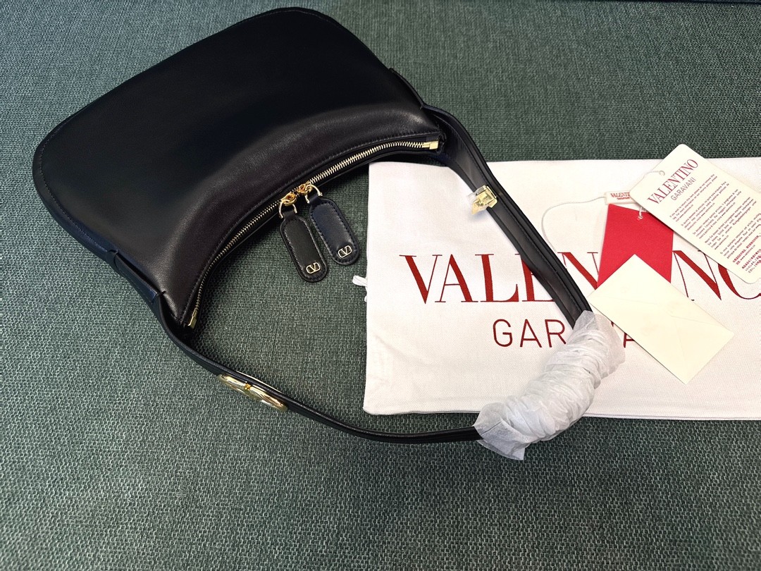 015 015#226-Valentino-Bags-01-2025SS