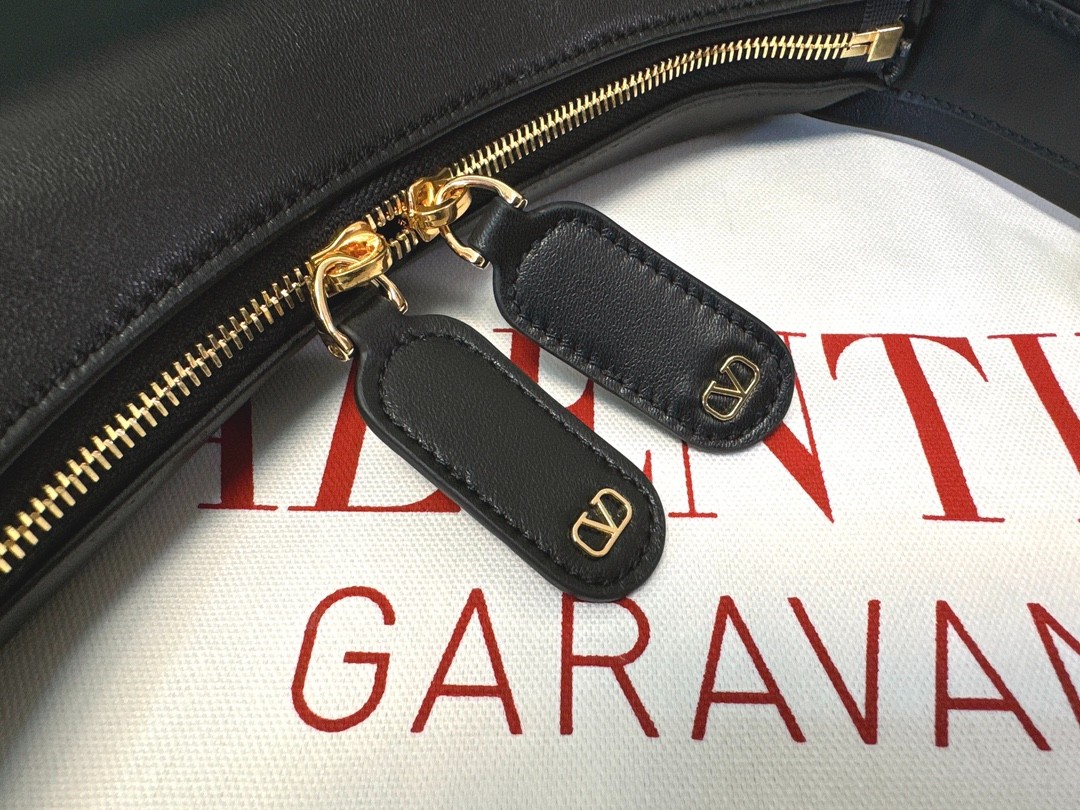 015 015#226-Valentino-Bags-01-2025SS